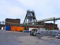 Ein F�rderger�st mit Schachtgeb�ude und Maschinenhaus der Zeche Auguste Victoria 3/7 in Marl beim Tag der offenen T�r am 9. Mai 2009. 
