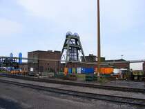 Ein F�rderger�st mit Schachtgeb�ude und Maschinenhaus der Zeche Auguste Victoria 3/7 in Marl beim Tag der offenen T�r am 9. Mai 2009. 