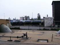 Anlagen der Chemiewerke in Marl-Brassert, fotografiert vom Gel�nde des Bergwerks Auguste Victoria 3/7 beim Tag der offenen T�r am 9. Mai 2009; Das kleine Geb�ude und die Rohrleitung im Vordergrund links geh�ren noch zu einem Grubenl�fter des Bergwerks.
