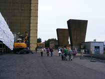 Ein Liebherr-Hydraulikbagger und zwei Grubenl�fter der Zeche Auguste Victoria 3/7 in Marl beim Tag der offenen T�r am 9. Mai 2009. 
