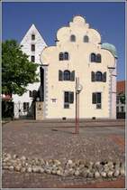 Der Ledenhof in Osnabr�ck besteht aus einem im 14. Jahrhundert errichteten Steinwerk (links) und einem im 15. Jahrhundert errichteten Palas. 25.04.2009