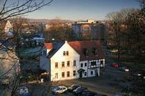 Der Blick geht vom Chemnitzer Schlossberg �ber die Gastst�tte Schlossdestille zum markanten roten Geb�ude der Chemnitzer Poliklinik; Aufnahme vom 27.12.06. 