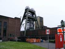 Ein F�rderger�st mit Maschinenhaus und Schachtgeb�ude sowie ein F�rderturm der Zeche Auguste Victoria 3/7 in Marl beim Tag der offenen T�r am 9. Mai 2009. 
