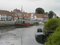 Hier ist die  Hafenpromenade  zu sehen. Der Fluss Ribe schl�ngelt sich um die gleichnamige Stadt und ist auch von etwas gr��eren Schiffen befahrbar