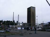 Ein F�rderturm des Bergwerks Auguste Victoria 3/7 in Marl-Brassert und (im Hintergrund) Anlagen der benachbarten Chemiewerke beim Tag der offenen T�r am 9. Mai 2009. 
