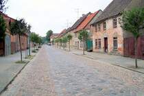 Alte Pflasterstrasse und renovierungsbed�rftige H�user in Mirow - aufgenommen am 31.08.2005