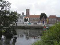 Hier sind noch einmal die  Hafenpromenade  und der Fluss Ribe zu sehen. Im Hintergrund ist der Dom zu Ribe zu erkennen. Leider war das Wetter wie so oft in D�nemark nicht gerade das Beste w�hrend dem Besuch in der Stadt
