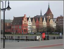 Rostock - Stadthafen mit Gibelsilouette der Wokrenter Str., das Haus mit dem rot-wei�en Gibel beherbegt die bekannte Hafenarbeiter und Seefahrerkneipe  Zur Kogge 