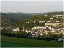Die Dekanatskirche, der Schulkomplex und das Schloss von Wiltz sonnen sich in der Abendsonne des 12.06.09. Ausserdem ist der Einschnitt des Flusstales der Wiltz zu sehen, wo ebenfalls die Eisenbahnstrecke nach Kautenbach verl�uft. (Jeanny)