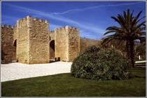 Die Altstadt von Lagos ist von einer gut renovierten Mauer umgeben. Scan eines Dias aus dem Jahr 1998.