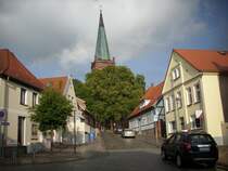 Die Kirchstra�e mit Bergen`s Wahrzeichen der St.Marienkirche am 21.Juni 2009.