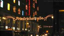 Weihnachtlich geschm�ckt ist die Friedrichstra�e am 22.12.2007.