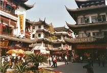 Ein Platz in der neuen  Altstadt  von Shanghai (ausschliesslich Fu�g�ngerzone)im Juni 2003