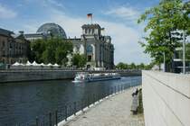 Blick �ber die Spree auf den Reichstag.
(Juni 2009)