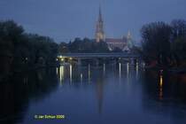Ulmer M�nster spiegelt sich an einem Sp�therbstabend zur blauen Stunde in der Donau.