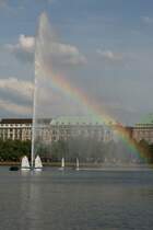 Der Springbrunnen auf der Binnenalster warf am 06.07.09 einen sch�nen Regenbogen.Aufgenommen bei einer Alsterrundfahrt.