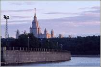 Die im stalistischen Zuckerb�ckerstil erbaute Lomonossow-Universit�t liegt auf dem Lenin-H�gel. Scan eines Dias aus dem August 1974.
