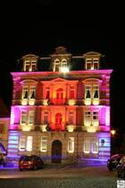 Bereits zum vierten mal fand 2009 die Veranstaltung  Kronach leuchtet  statt. Wie in den Jahren davor gab es wieder viele interessante Lichteffekte zu entdecken. Das Bild zeigt ein bund beleuchtetet Haus in der Kronacher Altstadt, aufgenommen am 18. Juli 2009.