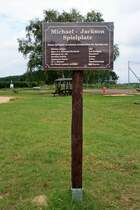 Gemeinde Neissem�nde, Ortsteil Ratzdorf.  The King of Pop  und sein Spielplatz. Mit einer Spende von 32 000 DM f�r Hochwasser-Opfer 1997 von Michael Jackson, wurde vor 11 Jahren in Ratzdorf ein Spielplatz f�r gro�e und kleine Jackson-Fan er�ffnet. gesehen am 24.07.09