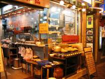 Hong Kong : Welch ein k�stliches Idyll ist dieses kleine offene Restaurant direkt am Gehweg in der N�he der Causeway Bay.
Ich denke, es war in der Ho Kwok Lane oder in der Lockhart Rd.