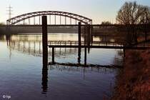 Karl-Lehr-Br�cke, die letzte Ruhrbr�cke vor der M�ndung in den Rhein (23. Dezember 2000)