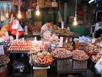 Hong Kong - Szenen auf einem Strassenmarkt zwischen Hopewell Center und Hennessy Rd. N�sse, Eier Ingwer.... das kleine Reformhaus bietet bietet eine exotisch duftende Palette von Speisen. Was wohl heute bei den Kunden auf den Tisch kommt?