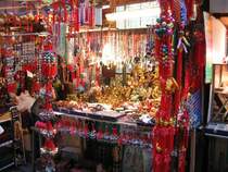 Hong Kong - Szenen auf einem Strassenmarkt zwischen Hopewell Center und Hennessy Rd. Ein Orchester bunter Gl�cks-und Schutzbringer. Sehr beliebt: So eine kleiner Gl�cks-Anh�nger am Handy.