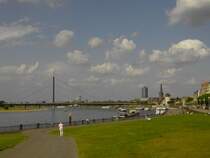 D�sseldorf, Rheinuferpromenade. Im Hintergrund Skyline von D�sseldorf, mit Schlossturm, Kirche St. Lambertus, Victoria-Turm und Oberkasseler Br�cke.
Aufgenommen am 21.08.2009.
