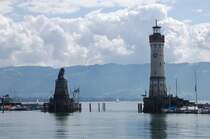 L�we betrachtet Leuchtturm. Dies l�sst sich in Lindau auf der Insel verewigen. Aufgenommen am 12.8.2009.