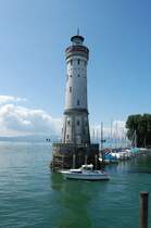 Sieht aus wie irgendwo an der K�ste, ist in Wahrheit aber im tiefen S�den der Bundesrepublik, denn dieser formsch�ne Leuchtturm steht in Lindau. Aufgenommen am 12.8.2009 von der L�wenstatue aus.