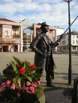 Dieses Foto zeigt:  De Monn mit de long Stong  -un zwei Dudwiller Kinner-
N�heres kann man auf dem Foto erkennen ( Eiserne Tafel ID 16484 .)Das Foto wurde auf dem Dudweiler Dudoplatz im Saarland aufgenommen.
