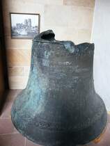 Kassel-Mitte Ev.Kirche St.Martin. Hier ist die in der Bombennacht des 22.Okt.1943 aus dem Glockenturm abgest�rzte  Osanna-Glocke  zu sehen. Sie steht als Mahnmal gegen den Krieg im Eingang der Kirche.