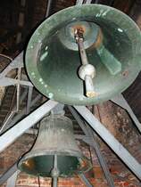 Kassel-Rothenditmold Ev.Kirche. In der Glockenstube sind drei Glocken vorhanden. Zwei sind hier zu sehen. Die �lteste stammt noch aus der Errichtung der Kirche im Jahr 1896 und ist auf dem Foto hinten zu sehen.