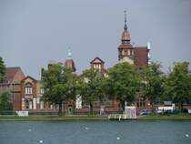 Schwerin; S�dufer des Pfaffenteich mit Schelfkirche 15.08.2009