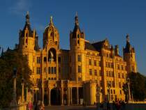 Das Schweriner Schlo� ist im Licht der untergehenden Sonne w�hrend der Bundesgartenschau 2009 ganz ohne Ger�ste zu sehen.