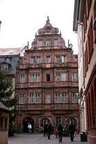 Das Hotel Ritter in Heidelberg. Dies ist das �lteste Haus HDs. Es �berlebte als einziges den franz�sischen Erbfolgekrieg indem die Stadt fast v�llig zerst�rt wurde (1688 Melac). Heute beherbergt es ein sehr exklusives Restaurant.Es wurde 1592 von den Tuchh�ndlern Belier erbaut (Renaissance) und befindet sich in der Altstadt, neben der Heiligeistkirche.