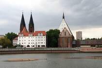 FRANKFURT (Oder), 23.09.2009, Blick von Słubice (Polen) �ber die Oder auf Friedenskirche und Brandenburgisches Staatsorchester