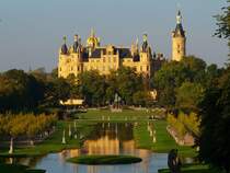 Das Schweriner Schlo� spiegelt sich im Schlo�teich w�hrend der Bundesgartenschau 2009.