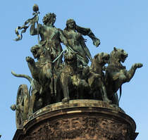 Bronzene Panther-Quadriga (Viergespann) mit Dionysos und Ariadne hochoben �ber dem Portal der Semperoper (S�chsische Staatsoper); sie wurde von Johannes Schilling geschaffen; Dresden, 29.10.2007
