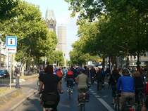 Am Ku'damm und der Ged�chtniskirche gibt es besonders viel Publikum. In gro�en Massen fahren die Radfahrer vorbei, man h�rt �berall ihre Klingeln. Nicht jeder ist begeistert, das �berqueren der Stra�en ist f�r einige Minuten nicht m�glich. Viele Touristen hingegen machen Fotos und feuern die Radfahrer an. 26.9.2009