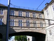 Der Mittelteil des Rathauses �ber der Friedrich-Ebert-Stra�e
