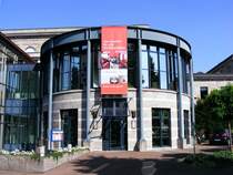 Ein Teil des neuen Erweiterungsbaues vor der alten Stadthalle