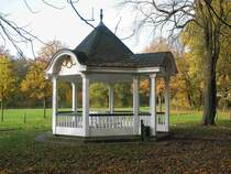   Der Gerdespavillon - Herbst im B�rgerpark Bremen.