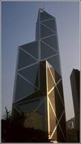 In Hong Kong tobt(e ?) ein Kampf um die Ehre, den h�chsten Wolkenkratzer gebaut zu haben. Der hier abgebildete und 1989 fertiggestellte Tower der Bank of China ist mit Antennen 370 m hoch und war nur vier Jahre das h�chste Geb�ude in Hong Kong. Scan eines Dias aus dem Januar 1997. 