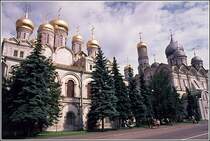 Die Blagowestschenski- und Archangelski-Kathedrale (rechts) sind zwei der f�nf Kathedralen im Kreml. Hinter der Archangelski-Kathedrale ragt der Glockenturm  Iwan der Gro�e  hervor. Scan eines Dias aus dem August 1974.