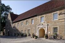 Im Zwischenfl�gel befindet sich das Durchgangstor zum Innenhof des Schlosses F�rstenau. Heute ist im Schloss die Verwaltung der Samtgemeinde F�rstenau untergebracht. 01.09.2009