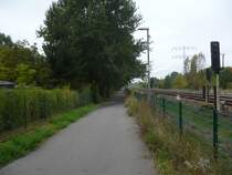 Richard-Kolkwitz-Weg in Berlin. Dieser Weg verl�uft zwischen Biesdorf S�d und Tierpark parallel zur U5 und ist Teil des st�dtischen Fahrradroutennetzes. 6.10.2009