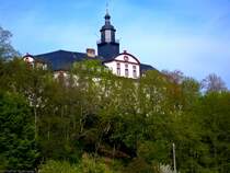 Hoch �ber dem Saaleufer thront das Saalfelder Stadtschloss. In direkter Nachbarschaft befindet sich der idyllische Schlosspark mit Blick auf die Saale. In diesem Barockschloss ist heute das Landratsamt untergebracht. (Fr�hjahr 2008)