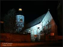 Zum Weihnachtsmarkt pr�sentiert sich am 02.12.06 die Uebigauer Kirche im Scheinwerferlicht. Das Kirchenschiff harrt noch seiner Sanierung.