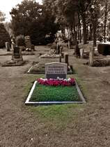 Paul Panzer;
kennt doch eigentlich fast jeder aus TV + Radio, schr�g-komisch super.

Aber das er mit seinem Humor aus dem Jenseits stammt h�tte ich nicht vermutet!

Friedhof Bremen-Gr�pelingen 19.06.2007

Den Toten alle Ehre.